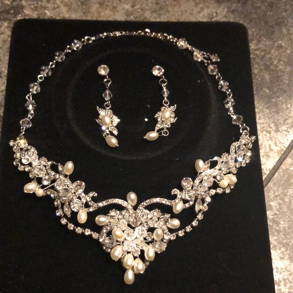 Jewelry - New beautiful necklace and matching earrings